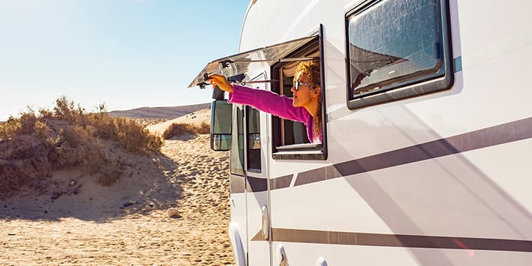 Descubra como pode alugar uma autocaravana, que aspetos deve ter em atenção e como planear as suas férias de autocaravanismo.
