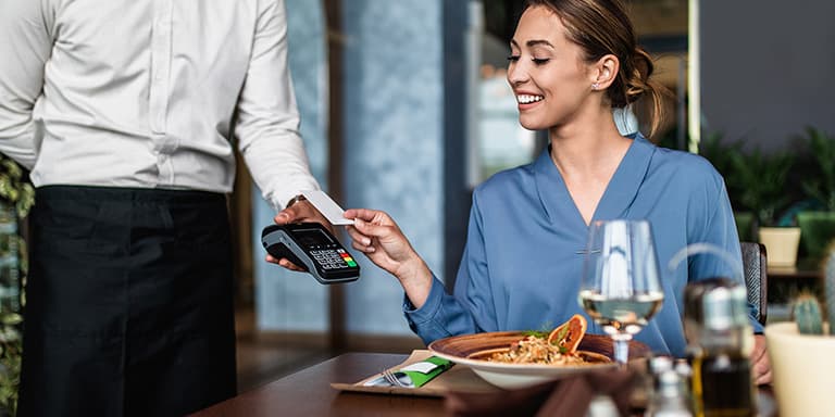 O cartão de refeição é útil não só para usar em restaurantes, mas também para fazer compras. Como tem vantagens fiscais para