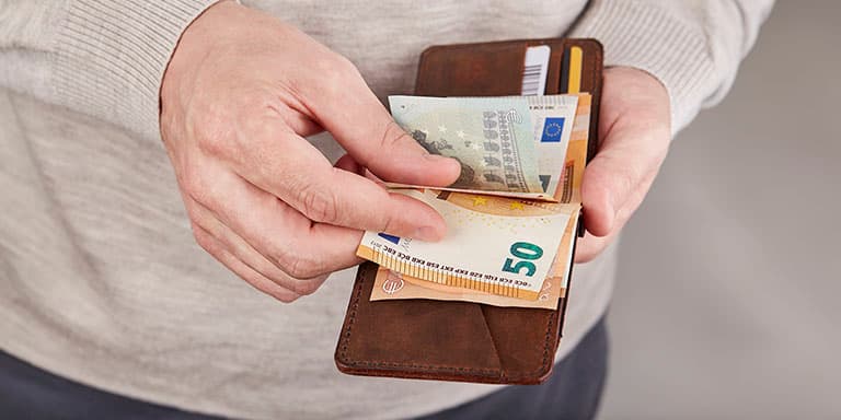 Descubra como viver com o salário mínimo em Portugal com dicas e estratégias para gerir melhor o seu orçamento mensal.
