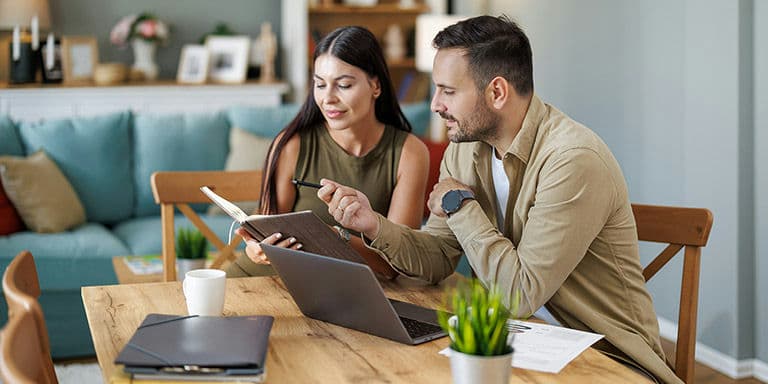 Saiba, através das dicas de Pedro Andersson, como fazer um orçamento mensal e adotar hábitos para uma vida financeira mais tr