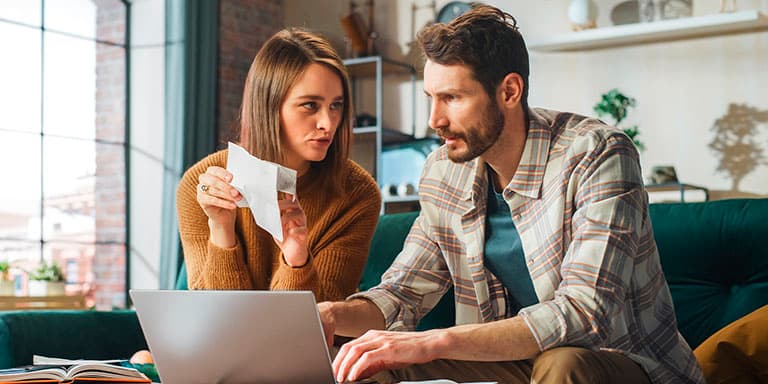 As pessoas casadas ou unidas de facto podem entregar o IRS em conjunto ou separado. Conheça as diferenças e as vantagens de c