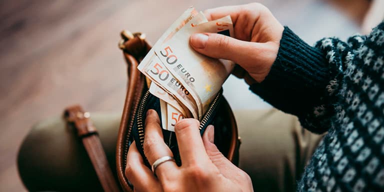 Pode optar por receber os subsídios em duodécimos ou por inteiro. Conheça as diferenças e as vantagens e desvantagens.