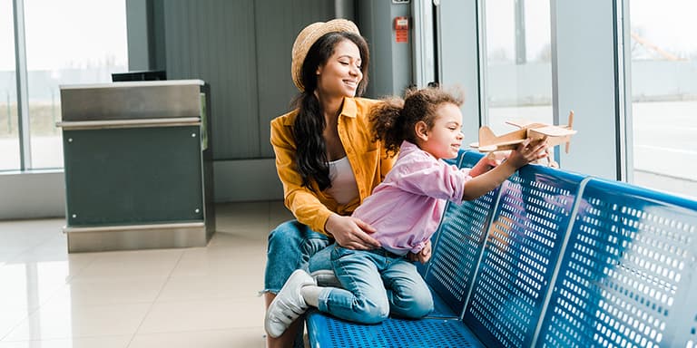 Vai de férias com os seus filhos ou outros menores? Saiba quais são os documentos necessários para viajar com crianças.
