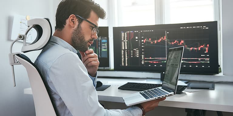 Descubra como usar a IA para investir com apps que ajudam a analisar o mercado, reduzir riscos e otimizar os seus investiment