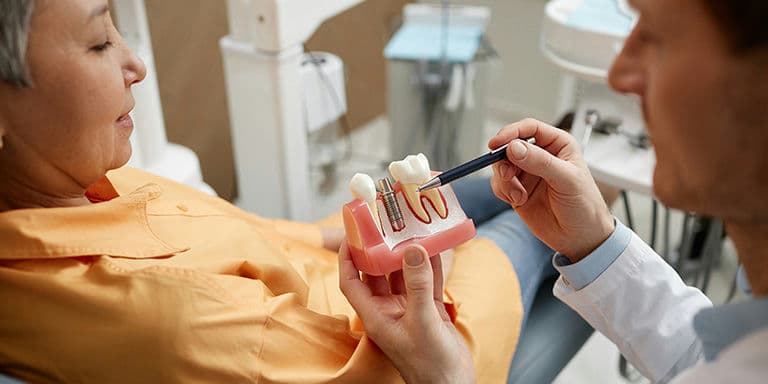 Quando se trata de saúde oral, não há espaço para erros. Saiba como escolher o melhor seguro dentário para implantes.