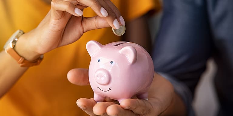 Conheça algumas sugestões sobre como poupar dinheiro mesmo ganhando pouco e aumente as suas poupanças, sem grandes esforços.