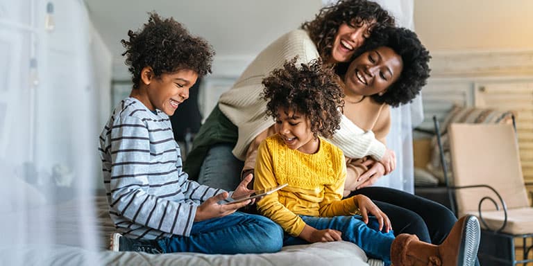 Se tem filhos pode ter direito ao abono de família. Saiba como funciona esta prestação social, qual o valor a receber e o que