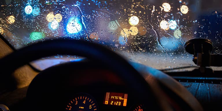 Conheça o que deve fazer para evitar danos causados por trovoada em casa e no carro e como deve proceder caso precise acionar