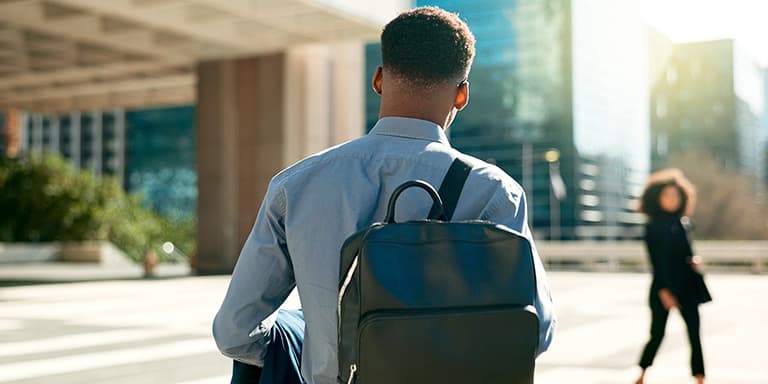 O incentivo ao regresso ao trabalho para jovens desempregados apoia a procura ativa de emprego. Saiba se tem direito e como a