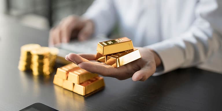 Investir em ouro tem sido uma opção para muitos investidores. Mas será que vale a pena? Saiba o que ter em conta neste tipo d