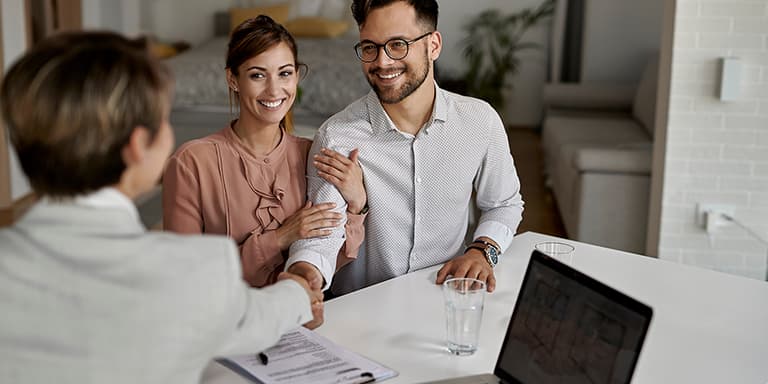 Os seguros para inquilinos e senhorios são fundamentais para proteger a casa e os bens. Saiba quais são obrigatórios e quais