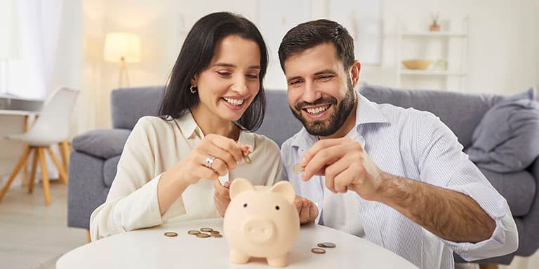 Saiba como reduzir as despesas mensais para conseguir poupar mais dinheiro todos os meses e, assim, ter uma folga orçamental.
