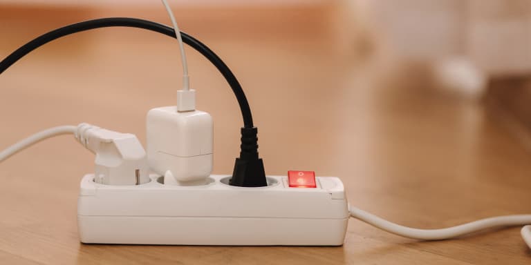 Saiba como prevenir riscos elétricos em casa e conheça as vantagens de contratar esta cobertura no seguro multirriscos habita