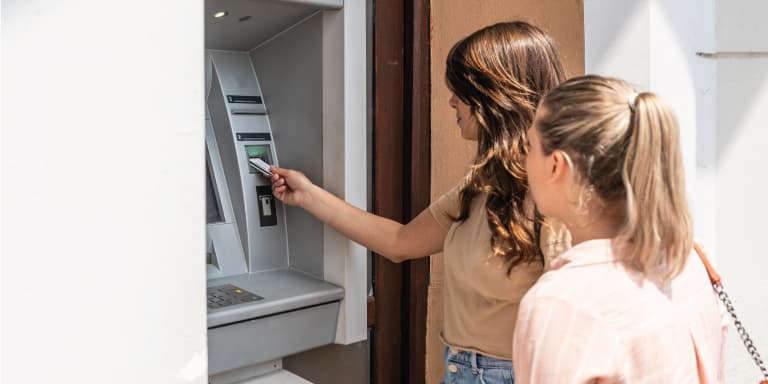 O cash advance é uma função dos cartões de crédito que permite obter um adiantamento de dinheiro. Saiba como funciona e quais