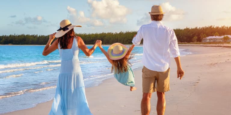 Descubra o que fazer nas férias com pouco dinheiro com onze ideias práticas e económicas, sem ter de abdicar do descanso e da