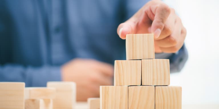 Saiba como identificar um esquema em pirâmide e o que fazer se for vítima de uma burla.