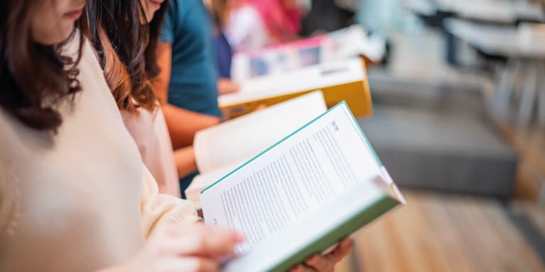 O Cheque-livro é um vale de 30 euros que os jovens podem utilizar na compra de livros. Saiba como funciona e como pedir.