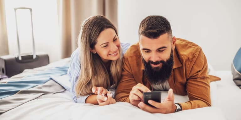 Poupar ou recorrer a um crédito para viajar são duas opções para fazer uma viagem. Saiba como escolher a mais vantajosa para