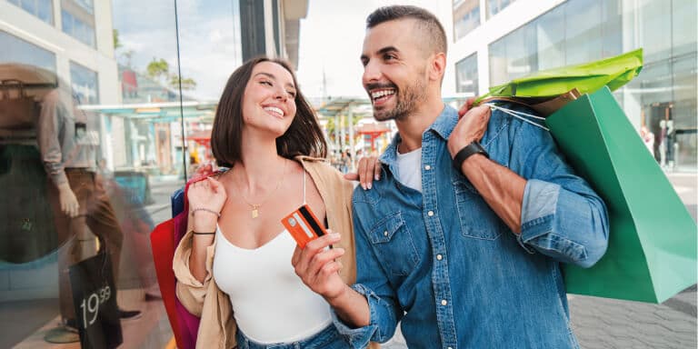 Conheça algumas estratégias para aproveitar ao máximo os saldos de verão e garantir que consegue poupar nas suas compras.