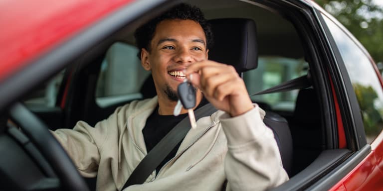 Antes de pedir um crédito jovem para comprar o primeiro carro, conheça os fatores que podem aumentar a probabilidade de aprov