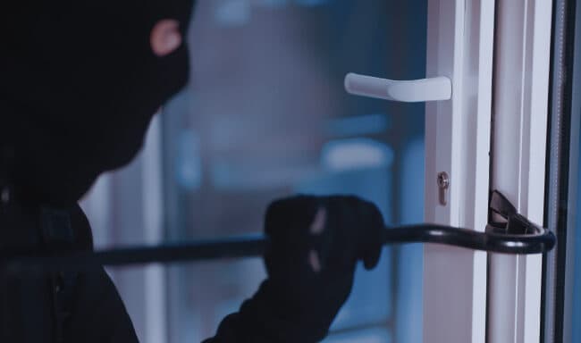 Casa assaltada: como prevenir roubos e reduzir prejuízos financeiros