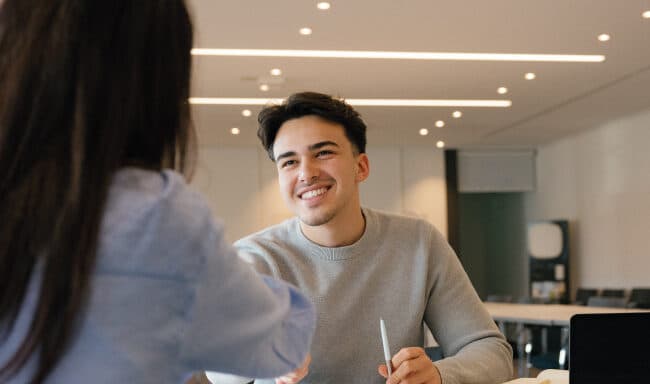 Como procurar o primeiro emprego: guia passo a passo