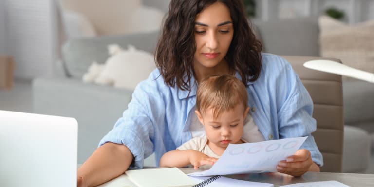 Uma família monoparental tem direitos no trabalho que podem facilitar a conciliação entre a vida familiar e profissional. Sai