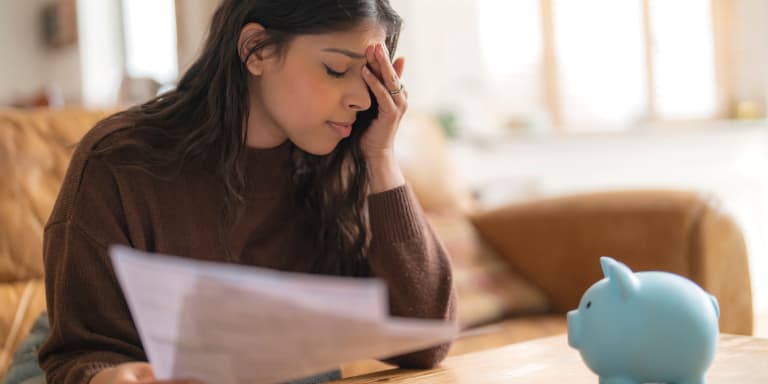 Saiba se é possível obter um crédito para jovens desempregados, quais as alternativas disponíveis e o que pode aumentar as hi