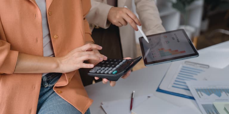 Conheça as novas regras europeias de transparência salarial e perceba o impacto para empresas, colaboradores e candidatos.