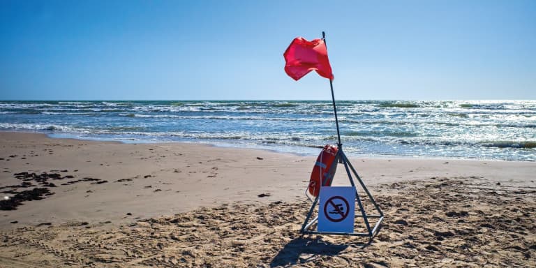 Ao contrário do que possa pensar, nem tudo é permitido nos areais portugueses. Conheça 15 proibições na praia que podem gerar