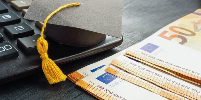 As propinas são apenas uma parte da conta. Descubra quanto custa estudar no ensino superior privado e que despesas deve consi