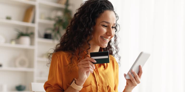 Vai pedir o primeiro empréstimo para jovens? Saiba o essencial sobre financiamentos e conheça os principais erros a evitar.