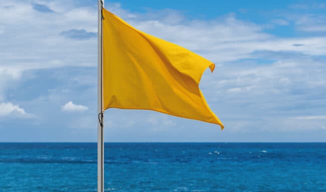 Significado das bandeiras nas praias: o que significa cada cor?