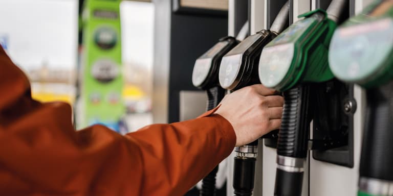Perceba porque está o gasóleo mais caro que a gasolina, o que explica esta diferença de preços e saiba como poupar nos combus