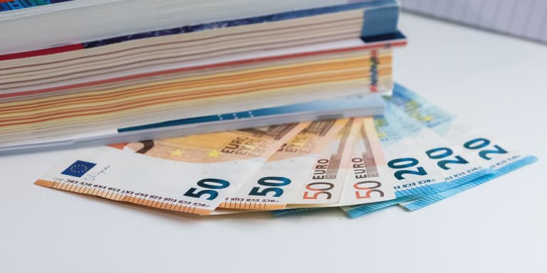 As despesas de educação pesam no orçamento? Conheça os principais gastos a ter em conta e descubra 14 formas de poupar ao lon