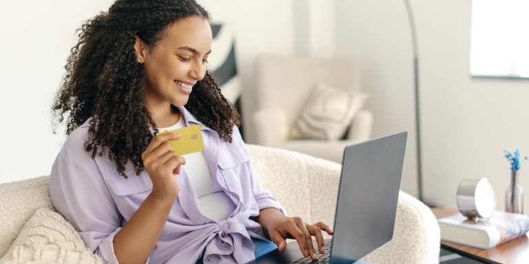 Conheça quatro formas de reduzir a prestação mensal e aliviar o peso do seu crédito para jovens no orçamento.