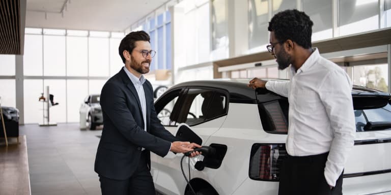 Está a pensar comprar um carro elétrico? Conheça as vantagens, desvantagens e custos a considerar para perceber se é a melhor