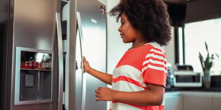O consumo do frigorífico pode pesar na fatura da eletricidade. Descubra sete dicas simples para gastar menos energia e poupar